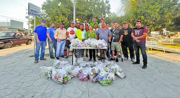 Entrega presidenta DIF despensas a 25 obreros