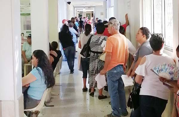 Hacen fila de dos horas usuarios de la Clínica 9