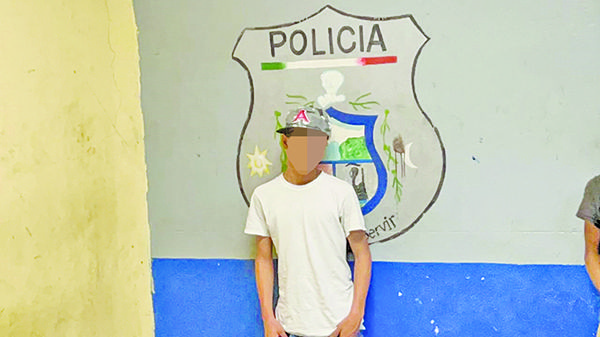 Detienen a menor con moto robada
