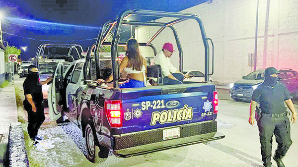 Pareja de borrachos duerme en la prisión
