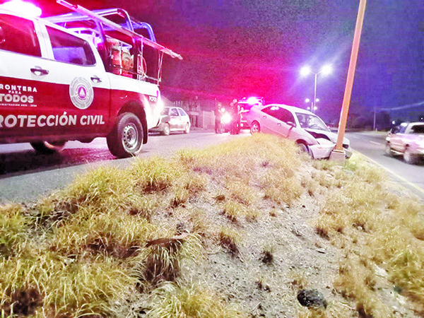 Conductora vuelca su auto sobre la 30
