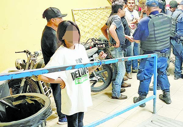 Ladrones abandonan a cómplice femenina