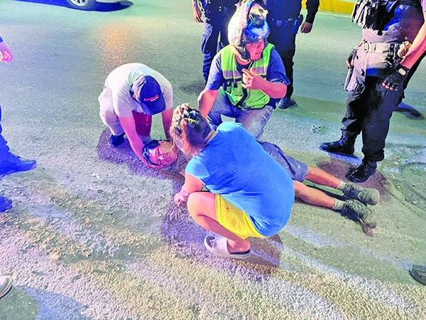 Cafre atropella a peatón y se fuga