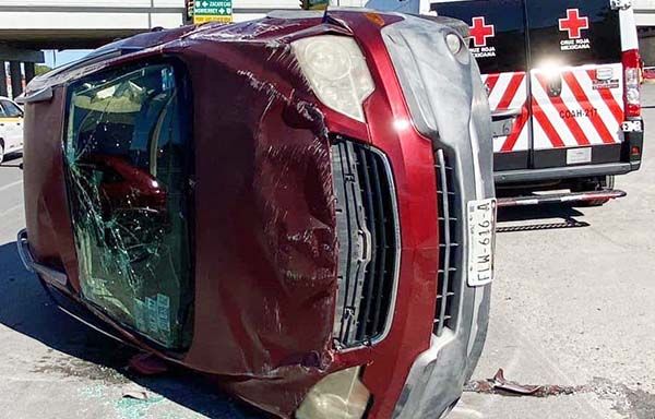 Se desmaya conductora y vuelca carro
