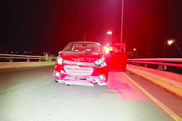 Colisiona en puente conductor inexperto