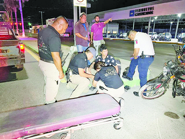 Choca motociclista contra camioneta