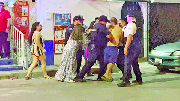 Deja caos y desastre automovilista briago