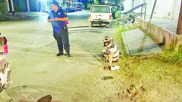 Arremete troca fantasma contra menor motorizado