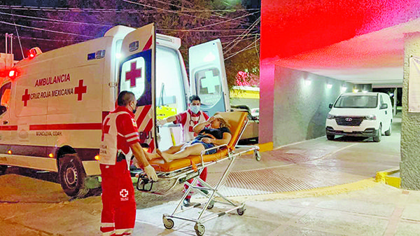 Auxilia Cruz Roja a mujer golpeada