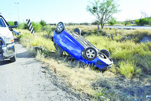 Sufre fuerte susto, tras volcar su carro