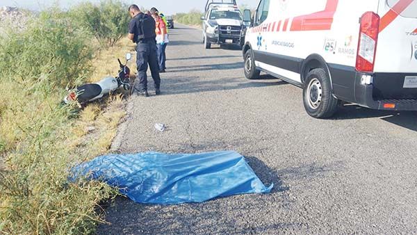 Muere motociclista al caer en carretera