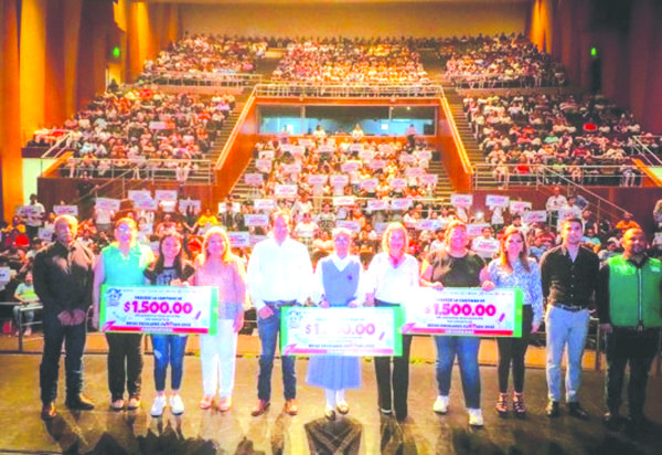 Entregan 2 mil 126 becas a estudiantes de secundaria