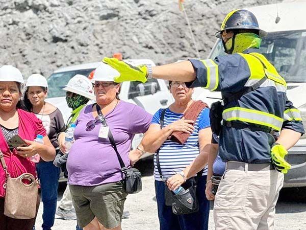 Toman muestras de ADN a familiares de mineros