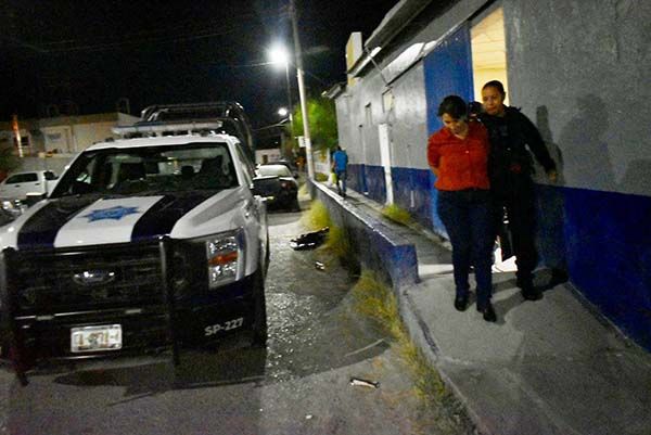 La cachan con las manos en el pollo