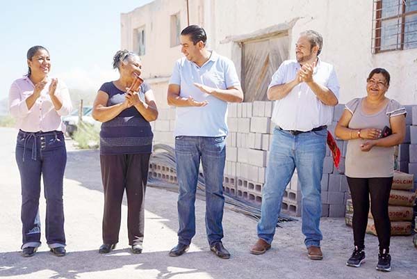Reciben material para mejorar sus viviendas