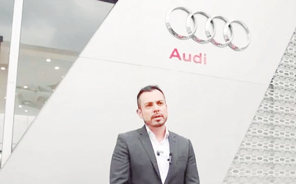 Renuncia senador tras ser captado con un Audi R8
