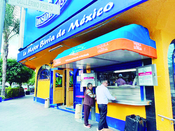 Abre restaurante tras homicidio de cliente