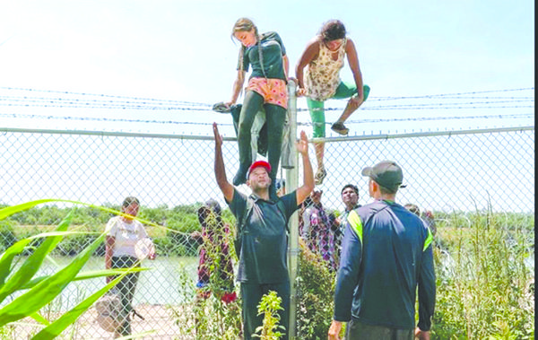 Ni boyas frenan el paso de migrantes