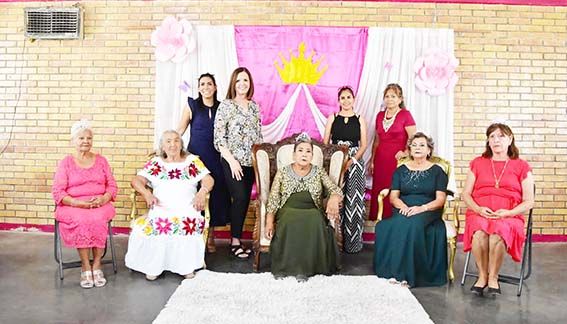Coronan a Reina del comedor comunitario