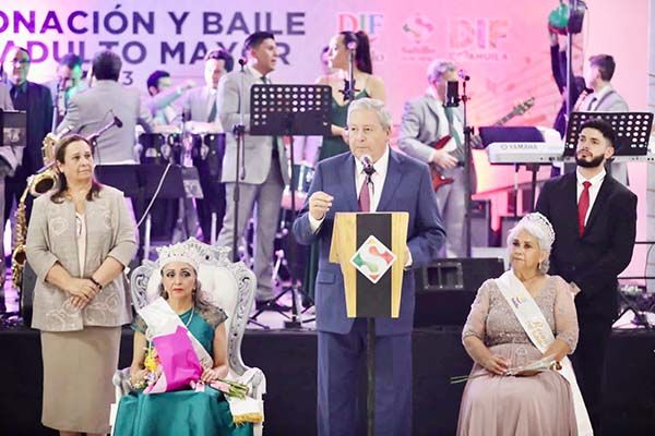 Corona DIF a la nueva Reina del Adulto Mayor