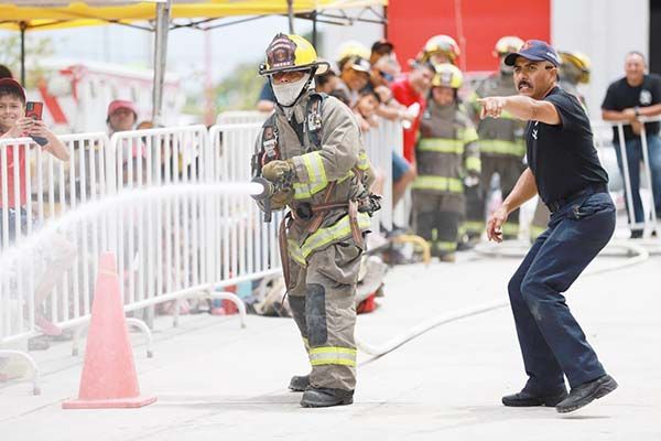 Demuestran Bomberos habilidades y destrezas