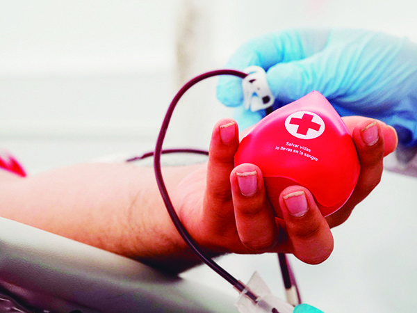 Cruz Roja de EU permitirá a gays y bisexuales donar sangre