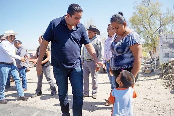 Atiende Chema demanda de acceso a Santa Cruz 