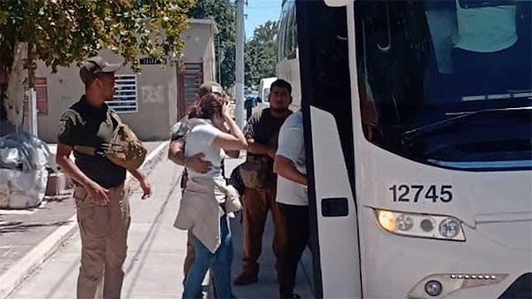 Trasladan a migrantes asegurados en la región