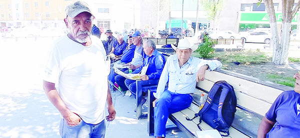 Olegario, de 77 años trabaja como velador