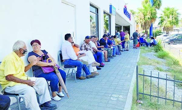 Invitan jubilados a no hacer fila y usar cajeros automáticos