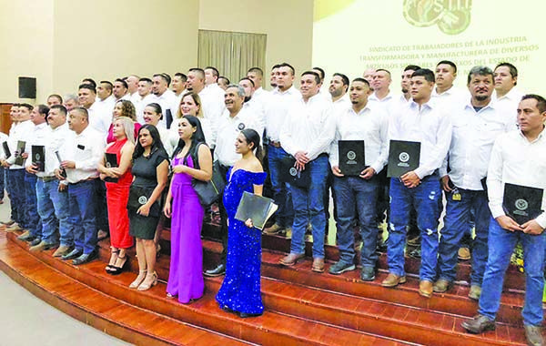 Se gradúan obreros de CTM preparatoria