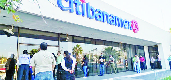 Hacen fila desde muy temprano en bancos