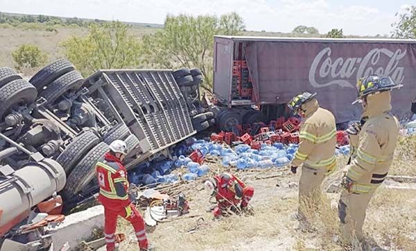 Muere en volcadura chofer de refresquera