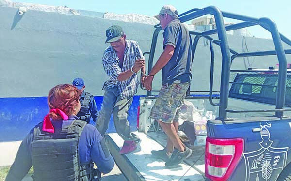 Detienen a 2 por curiosos