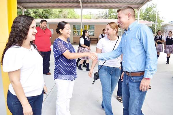 Entrega Hugo Lozano material a docentes