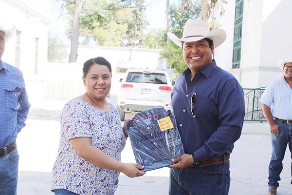 Entrega Beto equipo al personal operativo