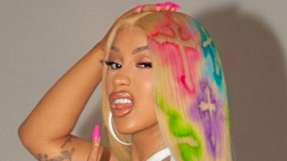 Cardi B será investigada: fan presenta denuncia contra la cantante por lanzarle un micrófono