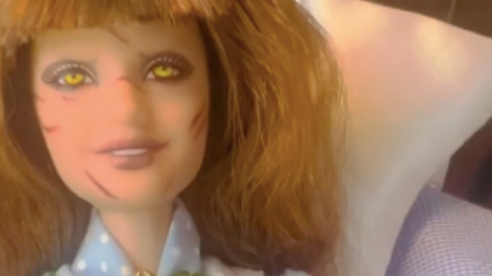 Enseñan la muñeca Barbie versión «El Exorcista», hay 3 en el mundo y millones la quieren comprar