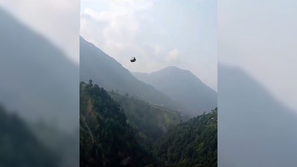 Ocho personas, seis de ellos niños, quedan varados en un teleférico