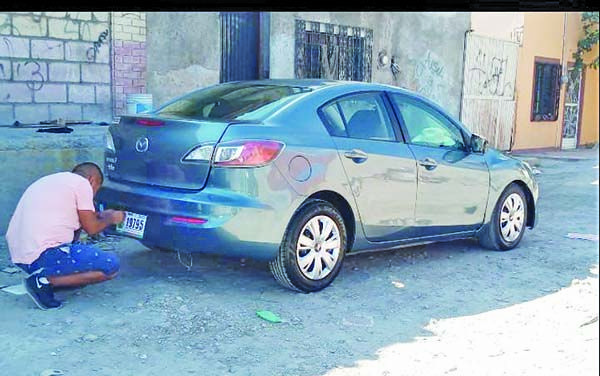 Se meten a casa y roban un Mazda