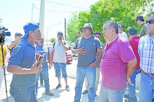 Y obreros reclaman petición a empleados 