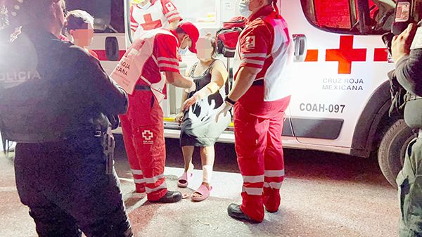 Ataca a machetazos a su esposa e hijo