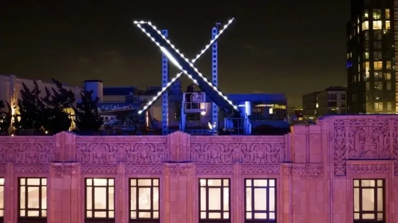 Retiran el letrero gigante luminoso en forma de X, en edificio de Twitter