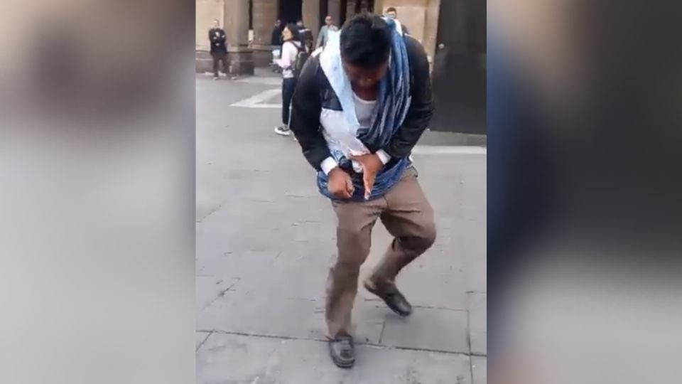 Un hombre intenta prenderse fuego en pleno Zócalo, así fue rescatado