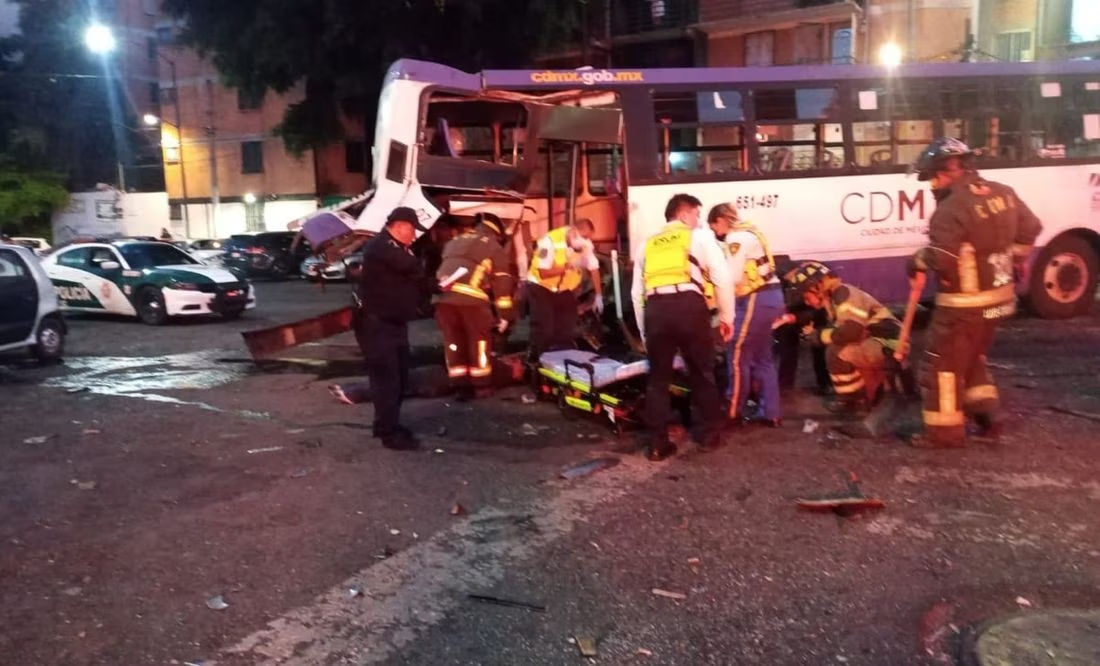 Tráiler se pasa alto y choca contra camión de transporte público en lateral de la Avenida Circuito Interior