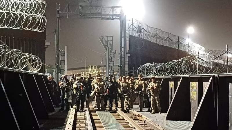 Con gas lacrimógeno y balas, reciben a migrantes en frontera con EU; ‘No disparen, hay niños’, piden