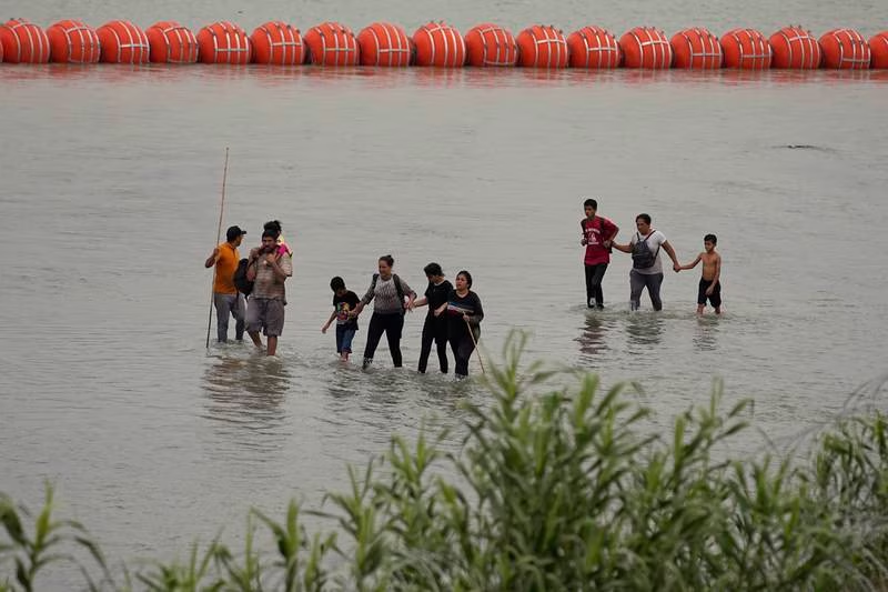 Gobernador de Texas, Greg Abbott, descarta que boyas causaran muerte de migrantes