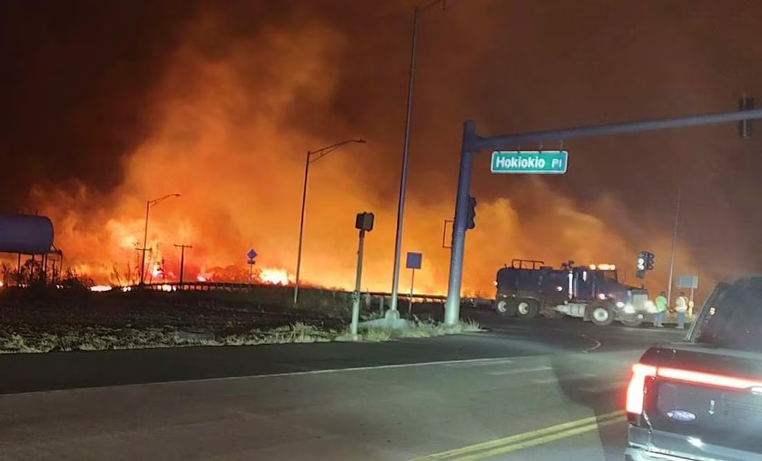 Hospitales en Hawái, sobrecargados de pacientes quemados; gente se tira al océano para escapar del fuego