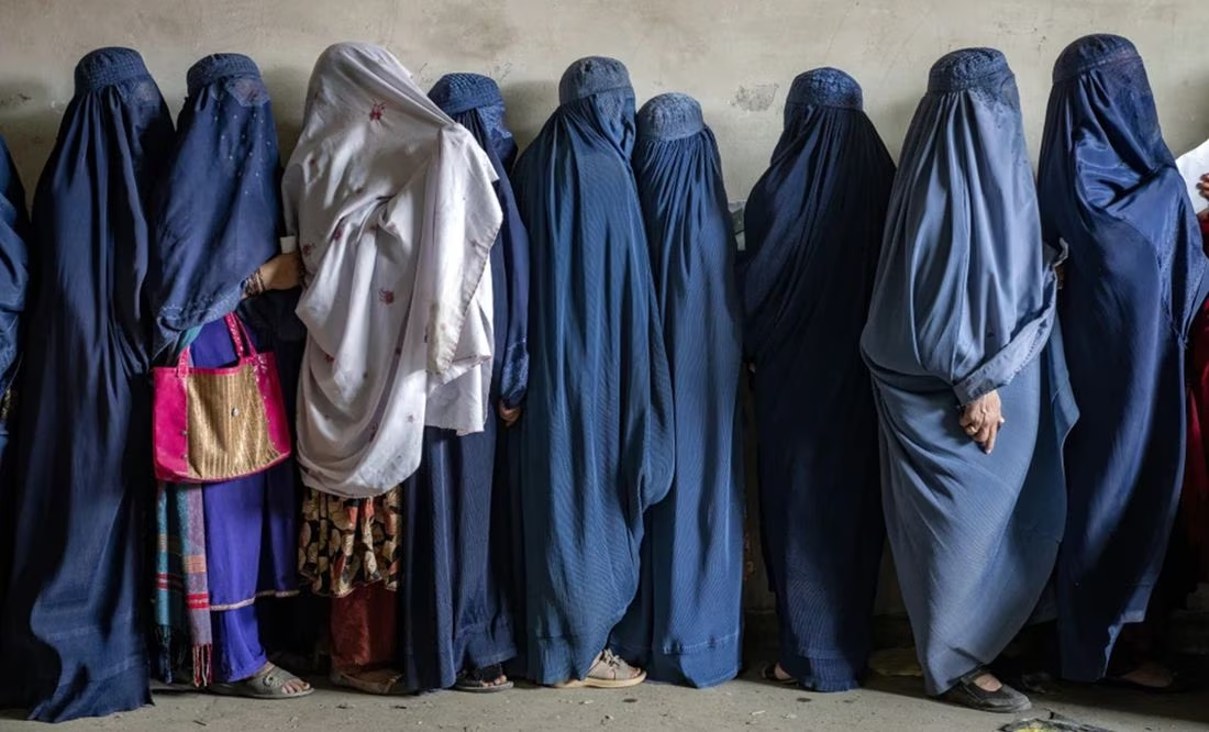 Talibanes ordenan despido de mujeres que no usen el velo en oficinas del gobierno