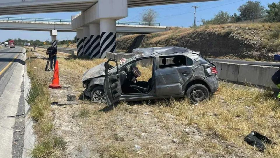 Madre e hija vuelcan su coche en Periférico de NL y salvan su vida de milagro